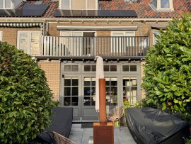 Aanbouw met alu hekwerk met lamellen