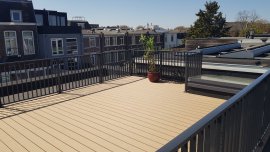 Terras met striphekwerk van aluminium