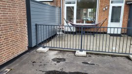 Balkonhek A03 met betontegels