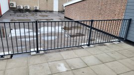 Balkonhek op betontegels