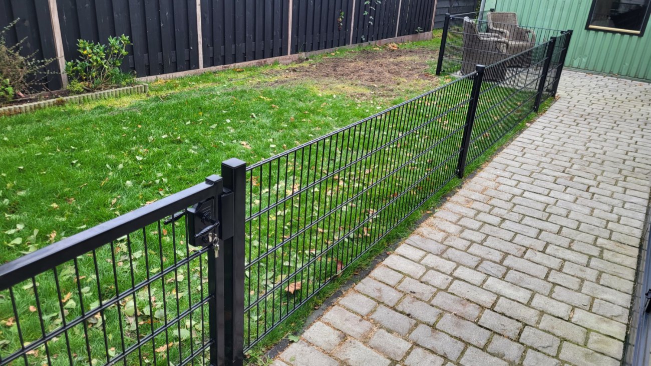 Dubbelstaafmat hekwerk met looppoort