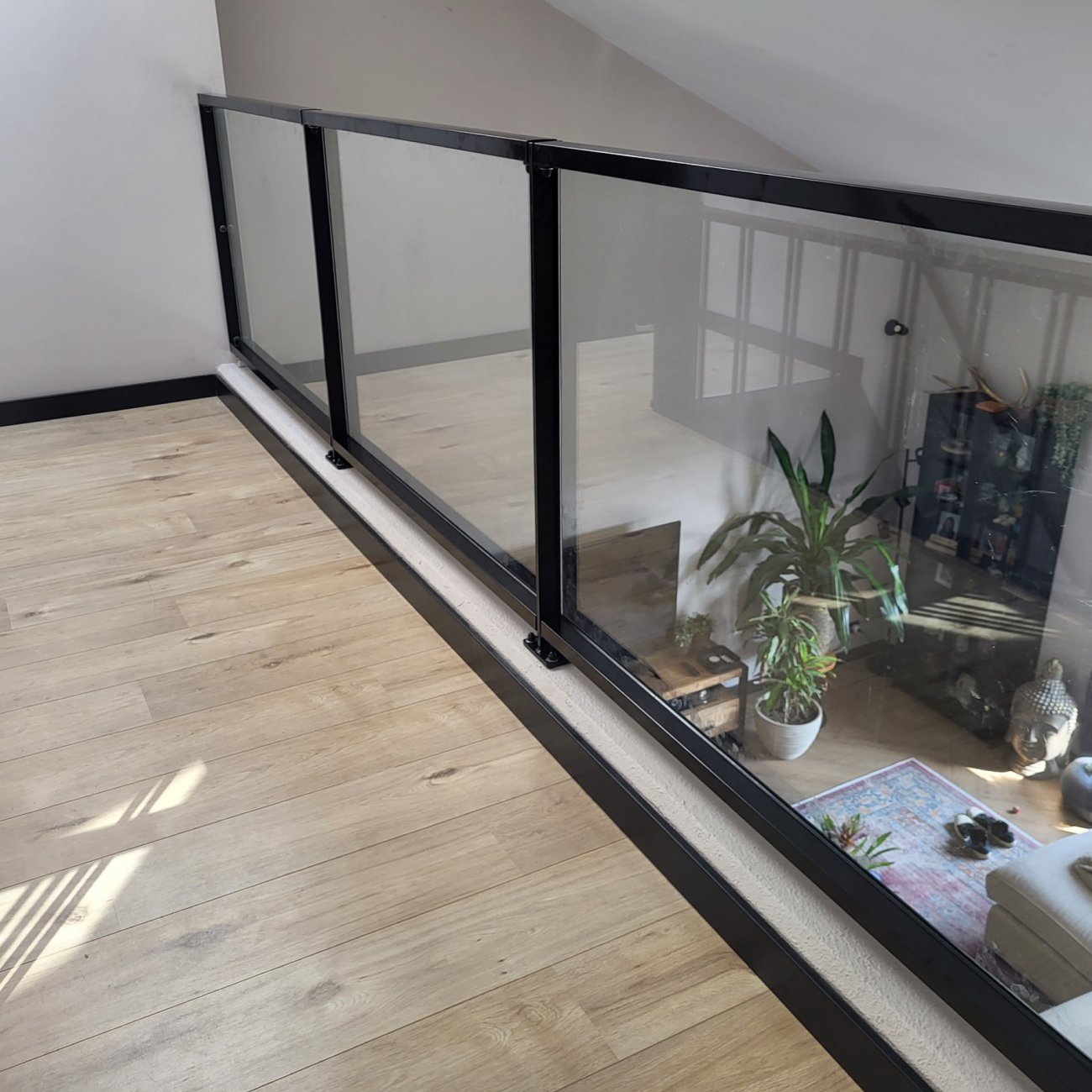 Glazen balustrade binnen in een woning
